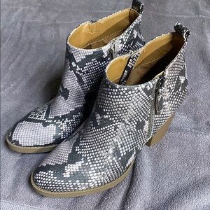 Universal Thread Snake Print Heeled Boots - Black and Gray